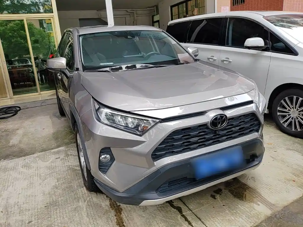 Toyota RAV4 — фото 4