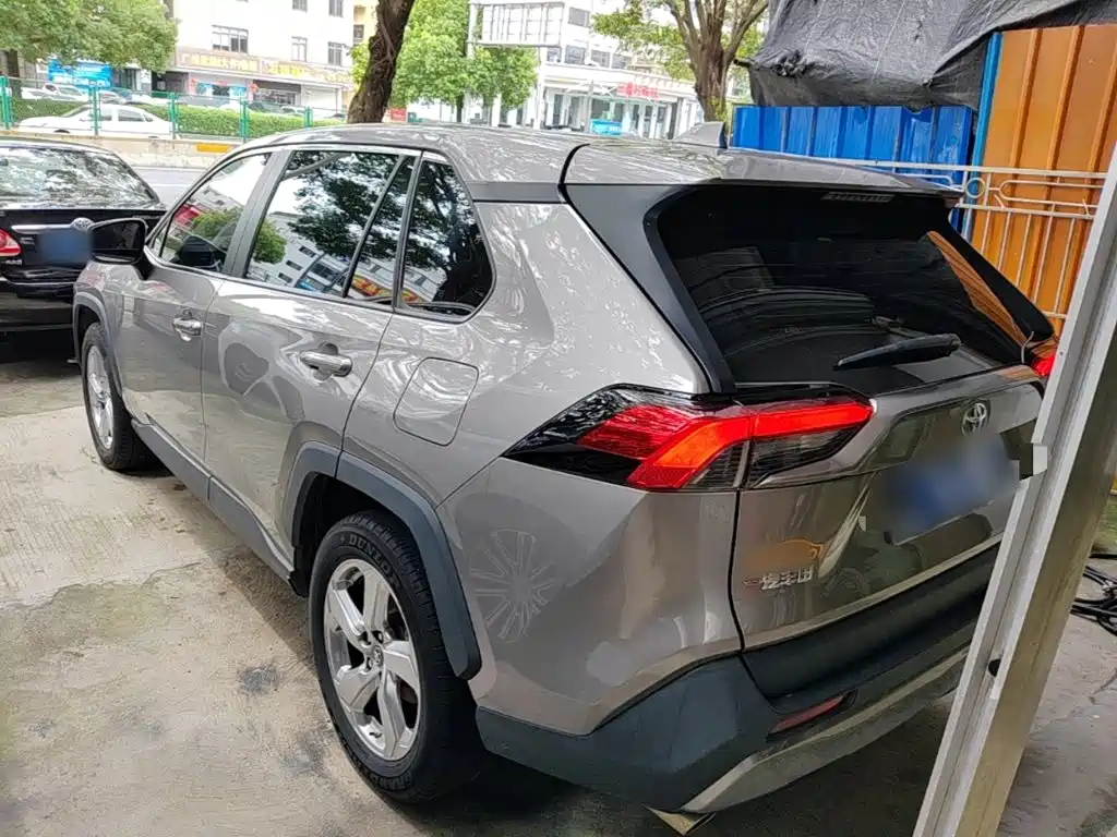 Toyota RAV4 — фото 5