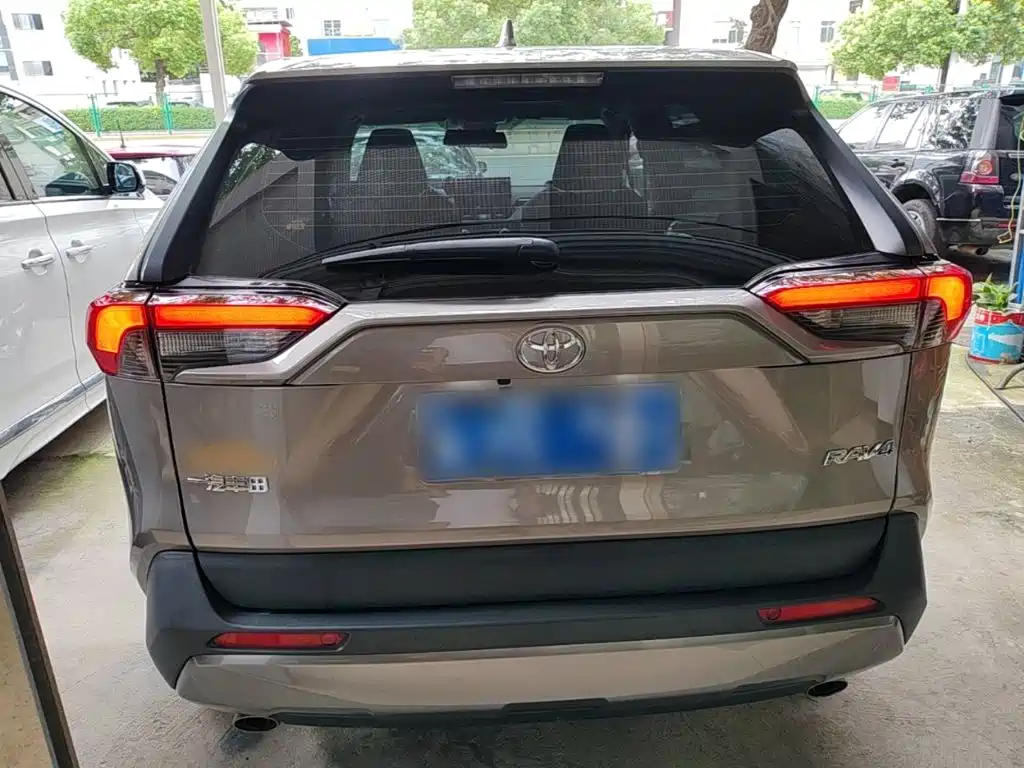 Toyota RAV4 — фото 6