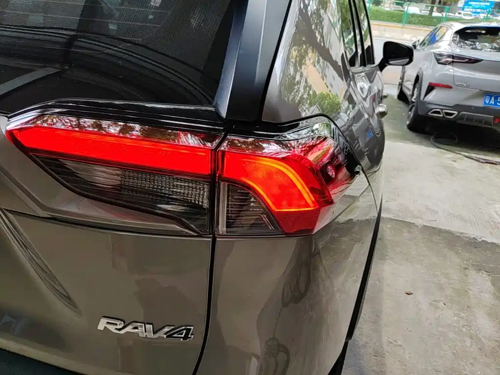 Toyota RAV4 — фото 8