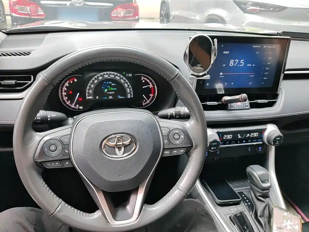 Toyota RAV4 — фото 10