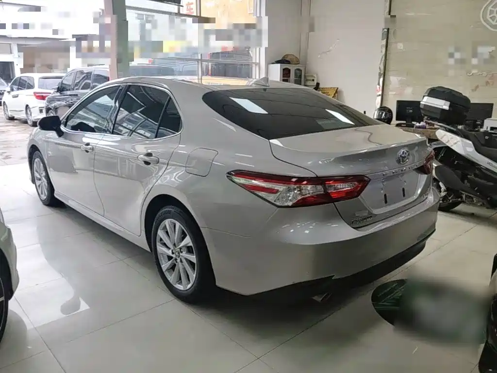 Toyota Camry — фото 5