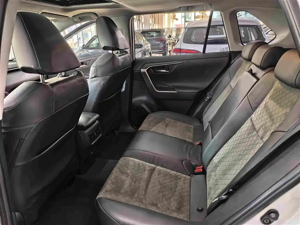 Toyota RAV4 — фото 11