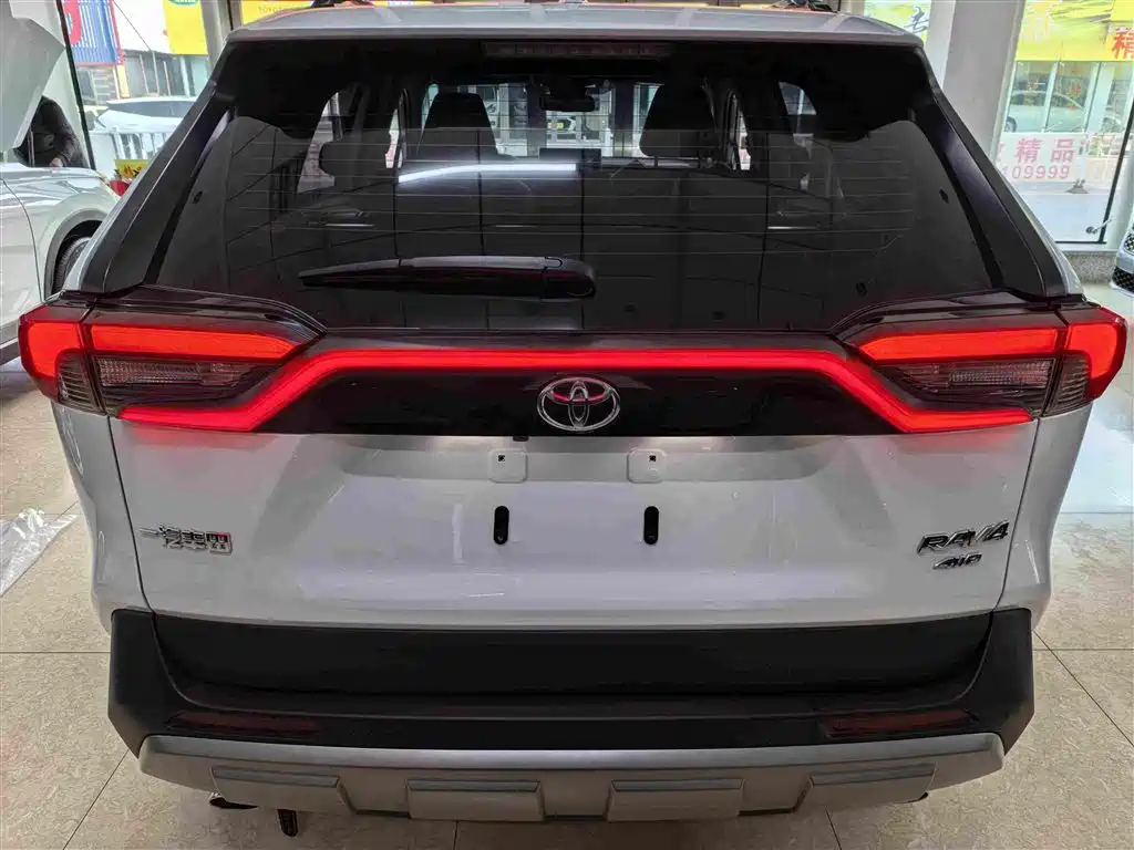 Toyota RAV4 — фото 14