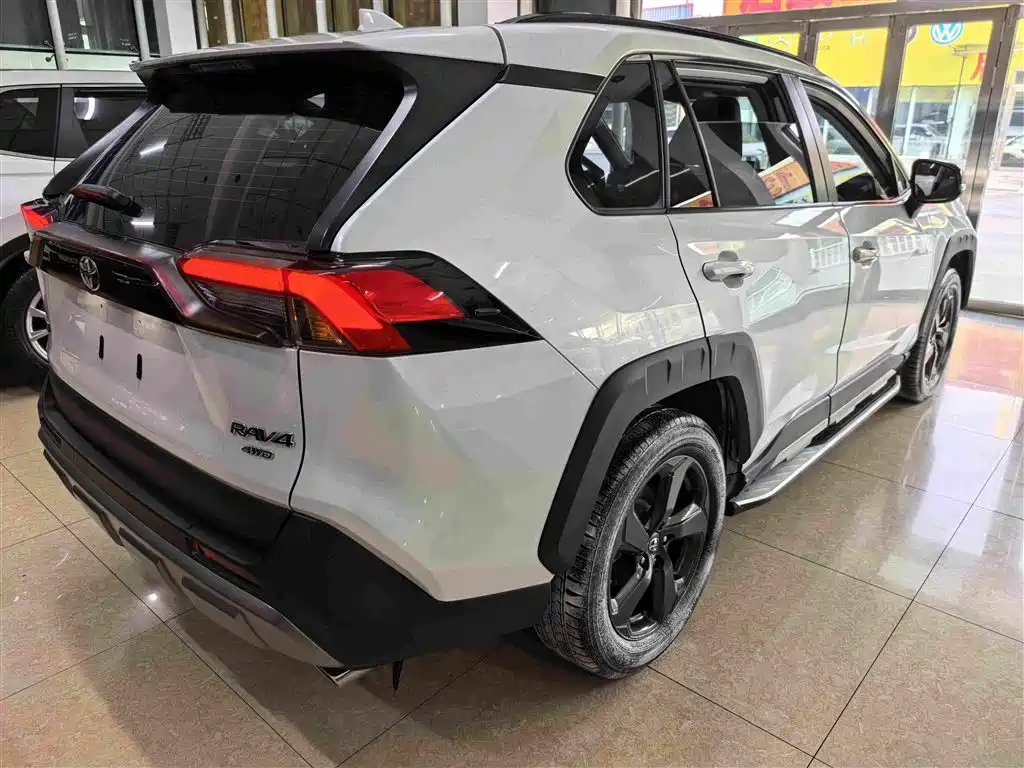 Toyota RAV4 — фото 15
