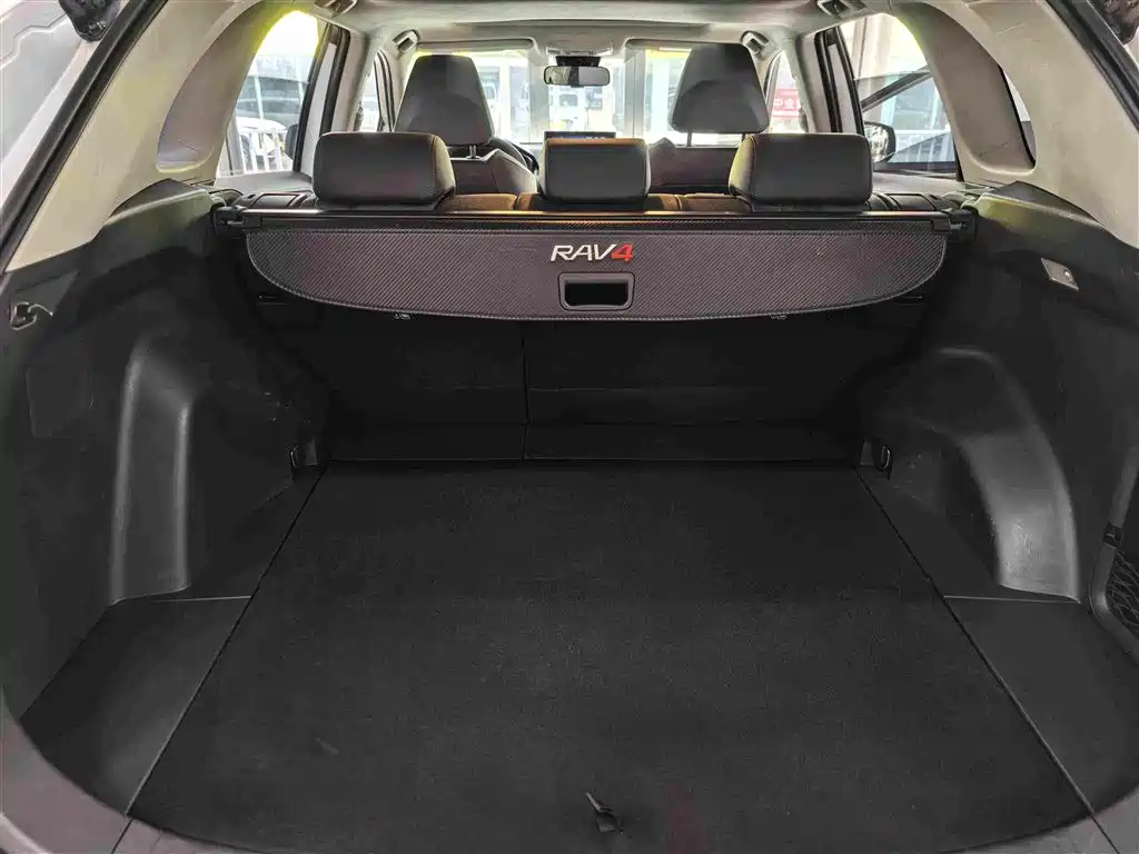 Toyota RAV4 — фото 19