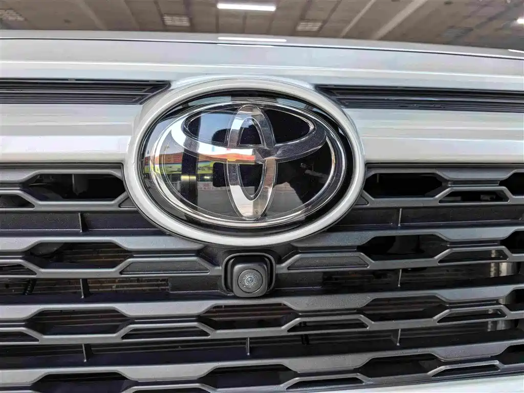 Toyota RAV4 — фото 20