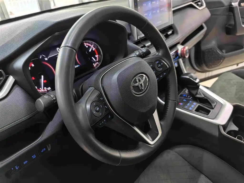 Toyota RAV4 — фото 6