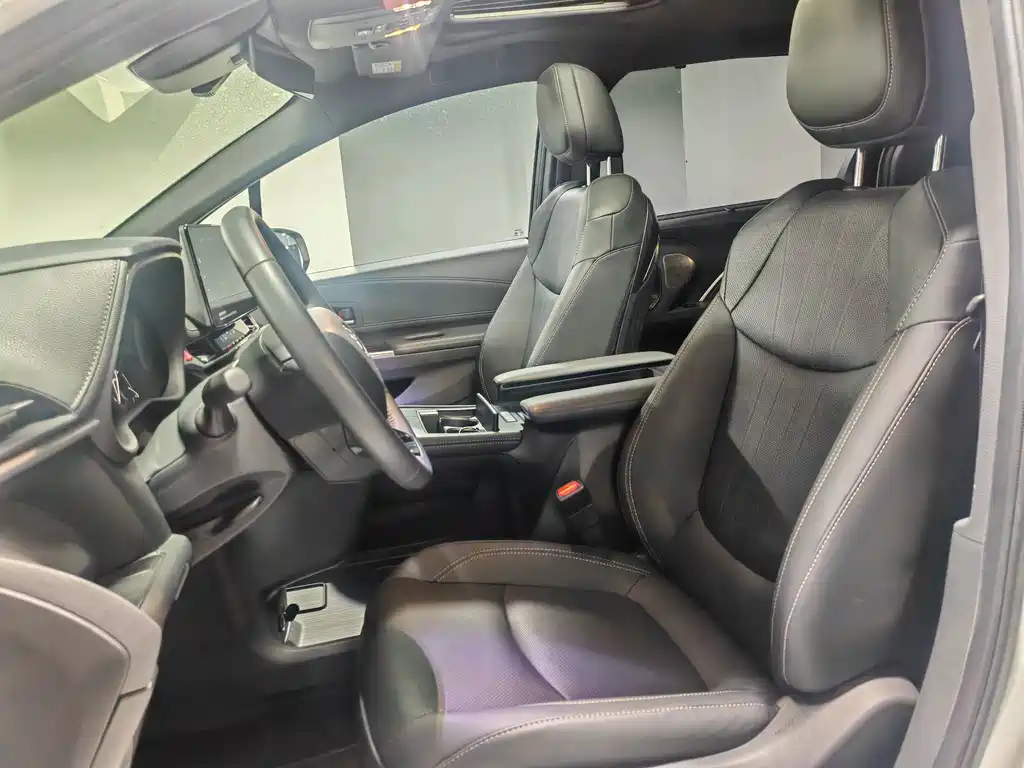 Toyota Sienna — фото 2
