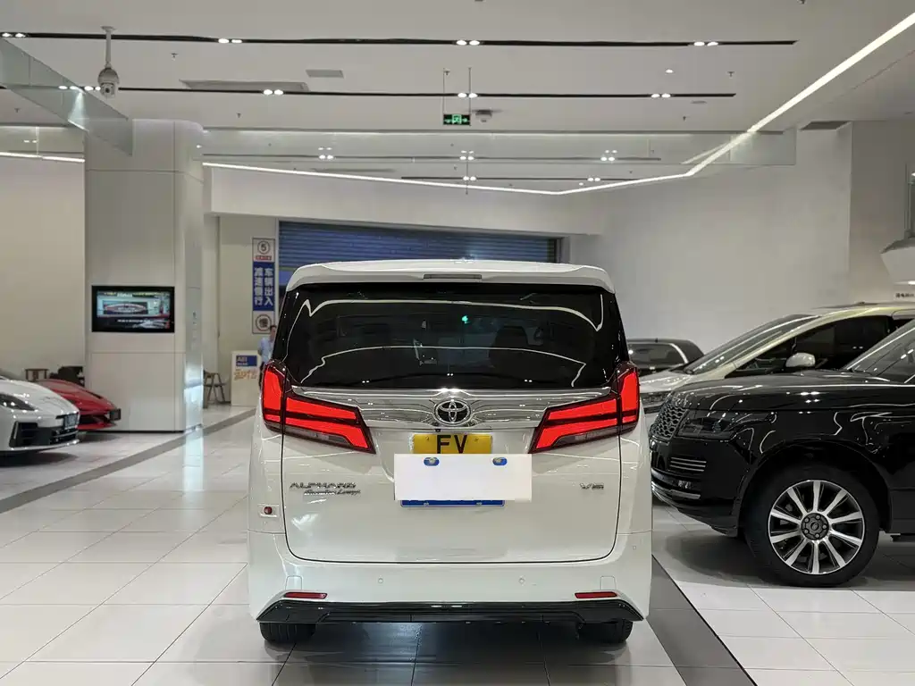 Toyota Alphard — фото 3