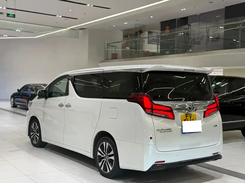 Toyota Alphard — фото 4