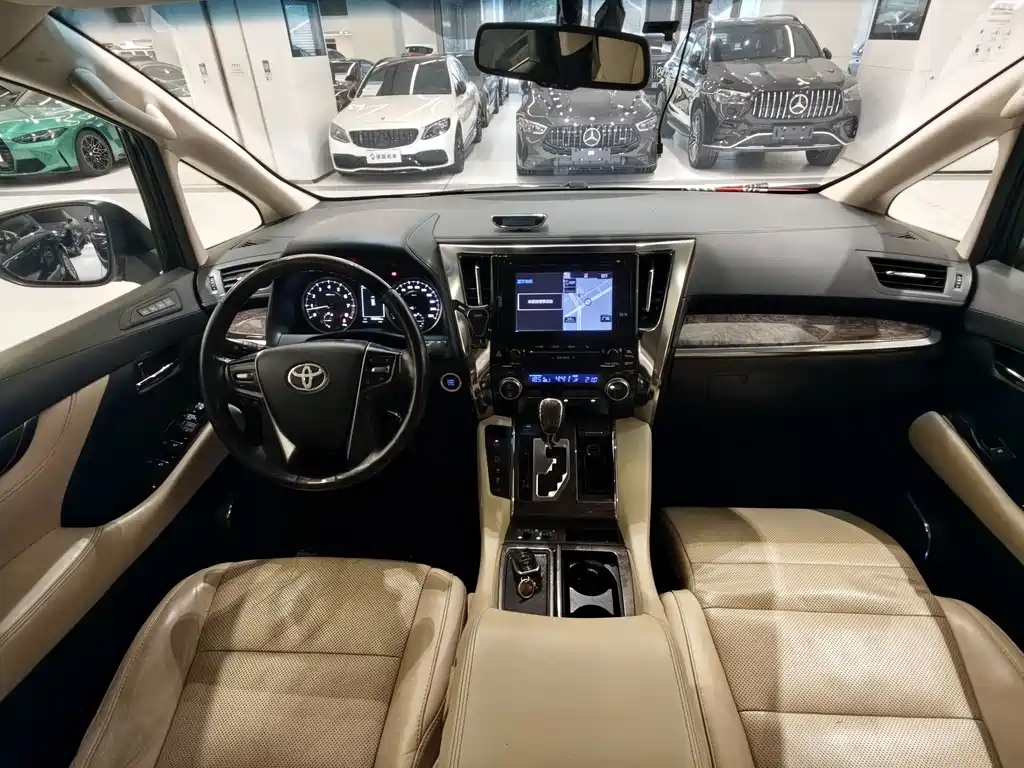 Toyota Alphard — фото 6