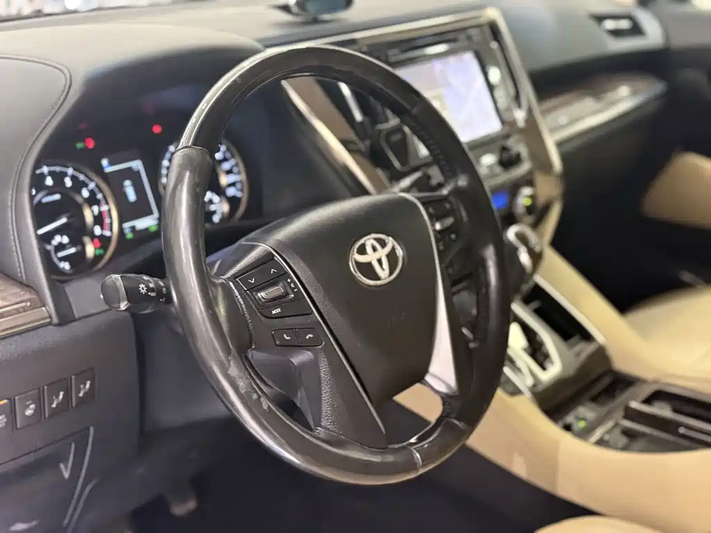 Toyota Alphard — фото 7