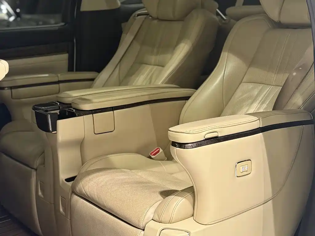 Toyota Alphard — фото 8