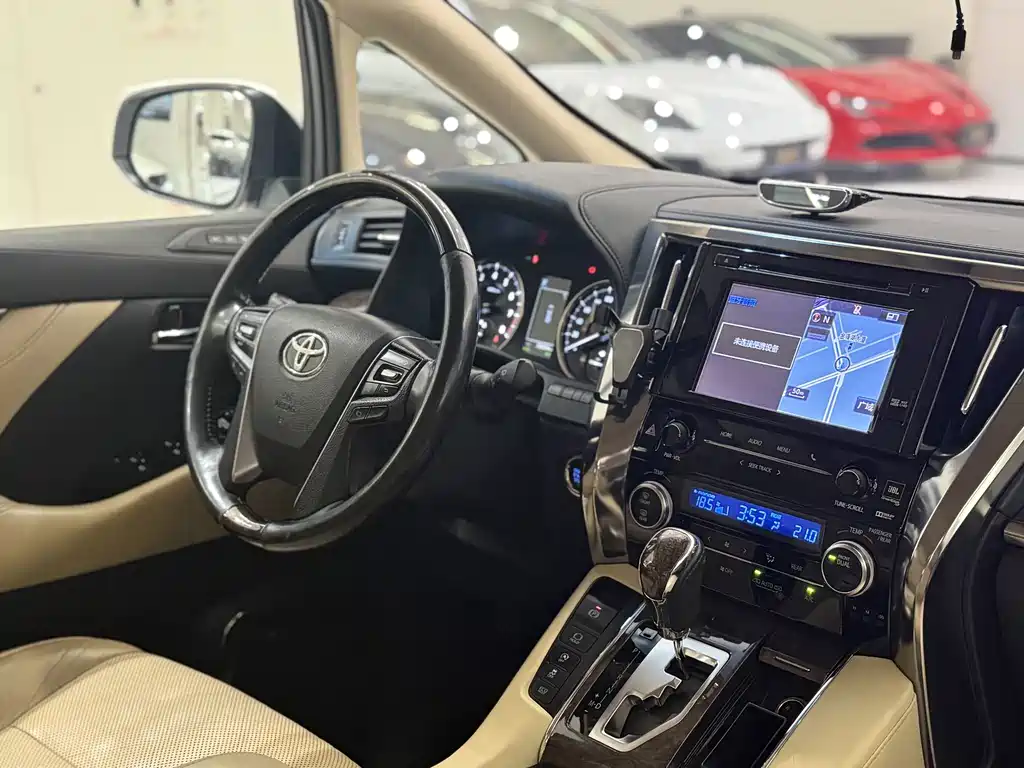 Toyota Alphard — фото 9
