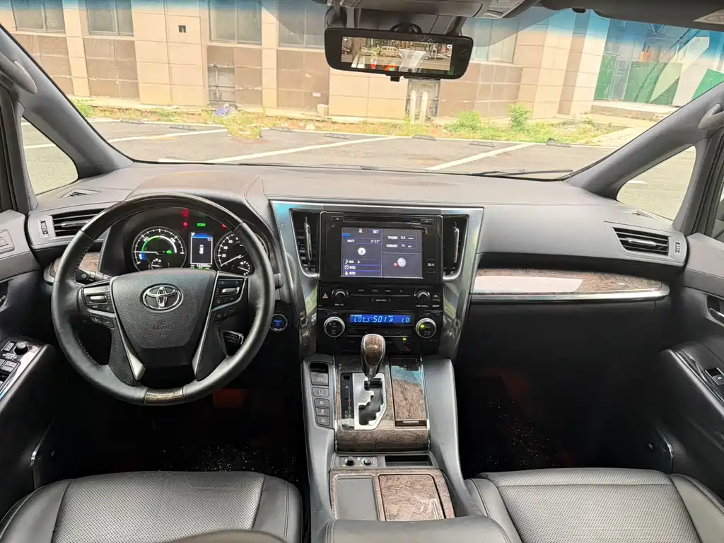 Toyota Alphard — фото 4