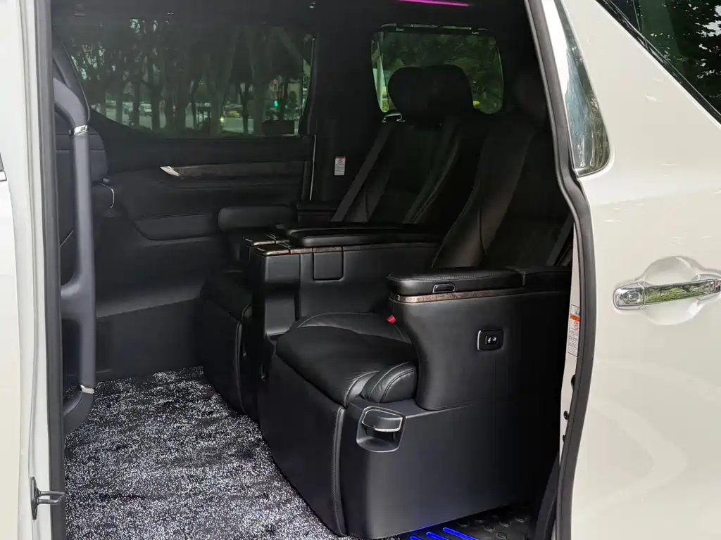 Toyota Alphard — фото 6