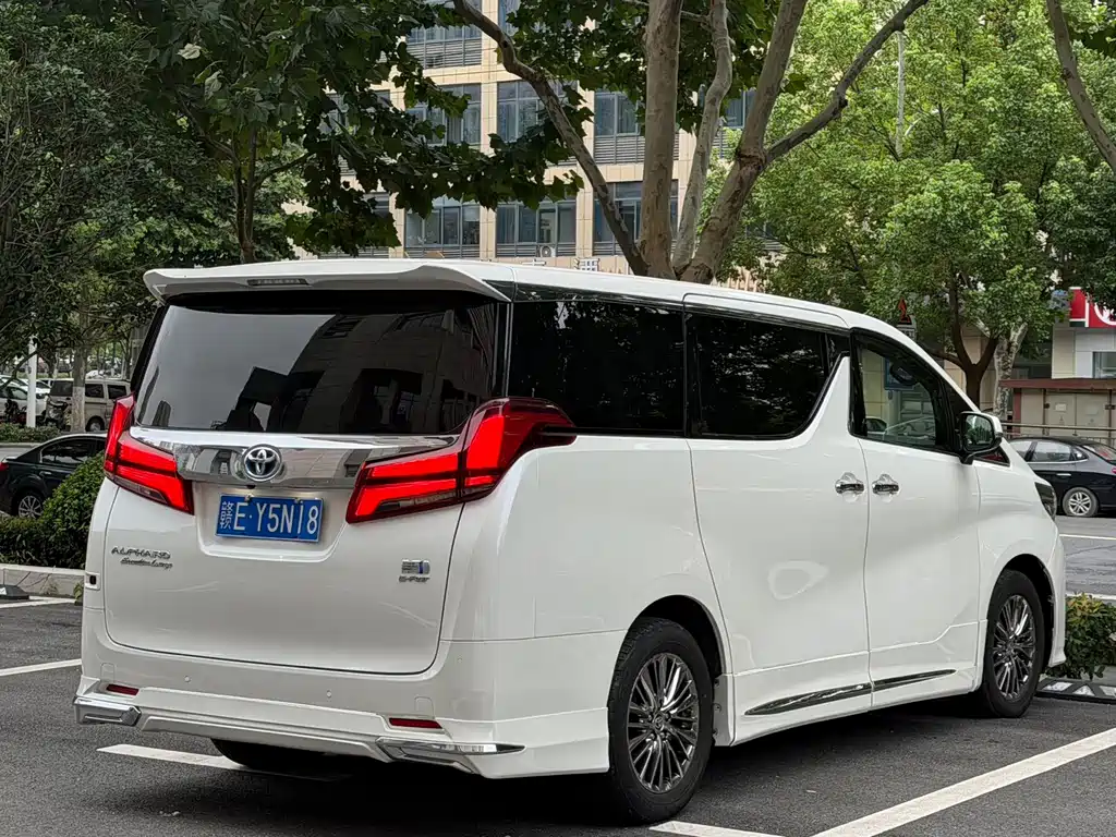 Toyota Alphard — фото 7