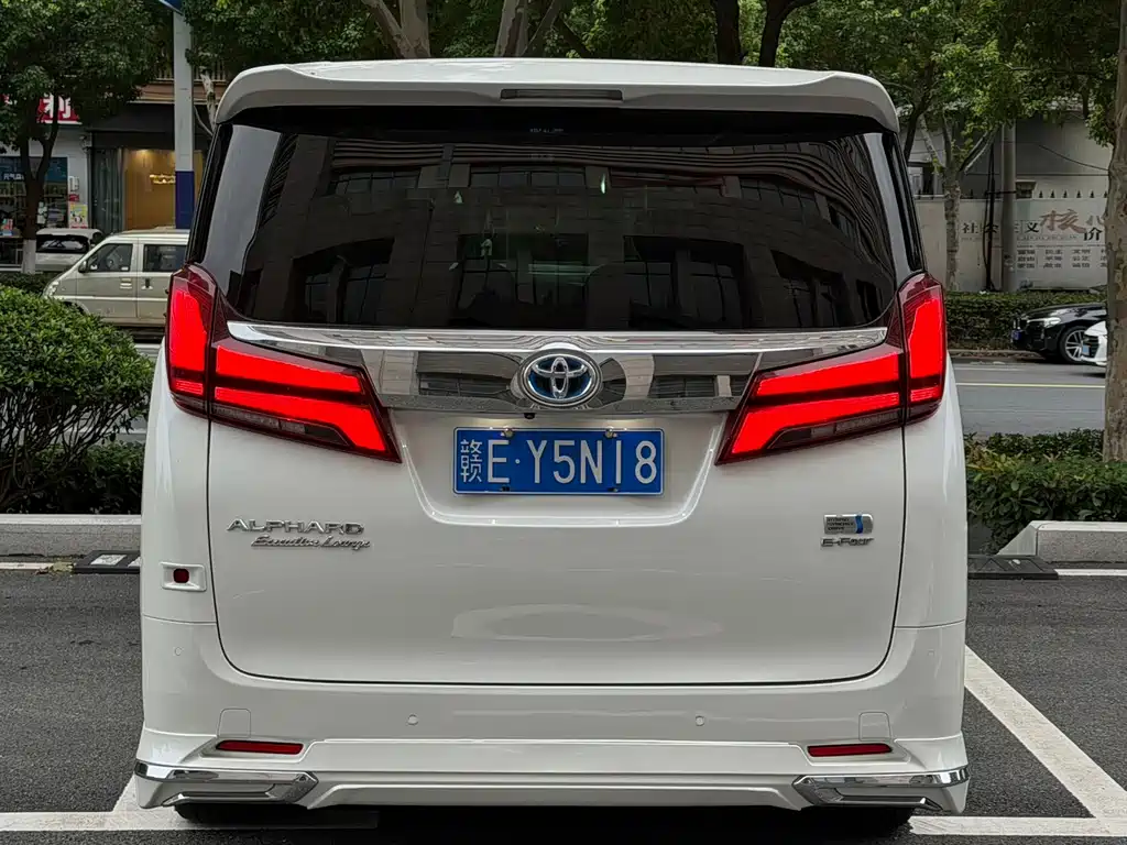 Toyota Alphard — фото 8