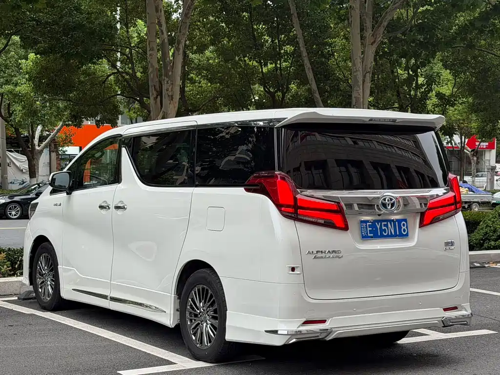 Toyota Alphard — фото 9