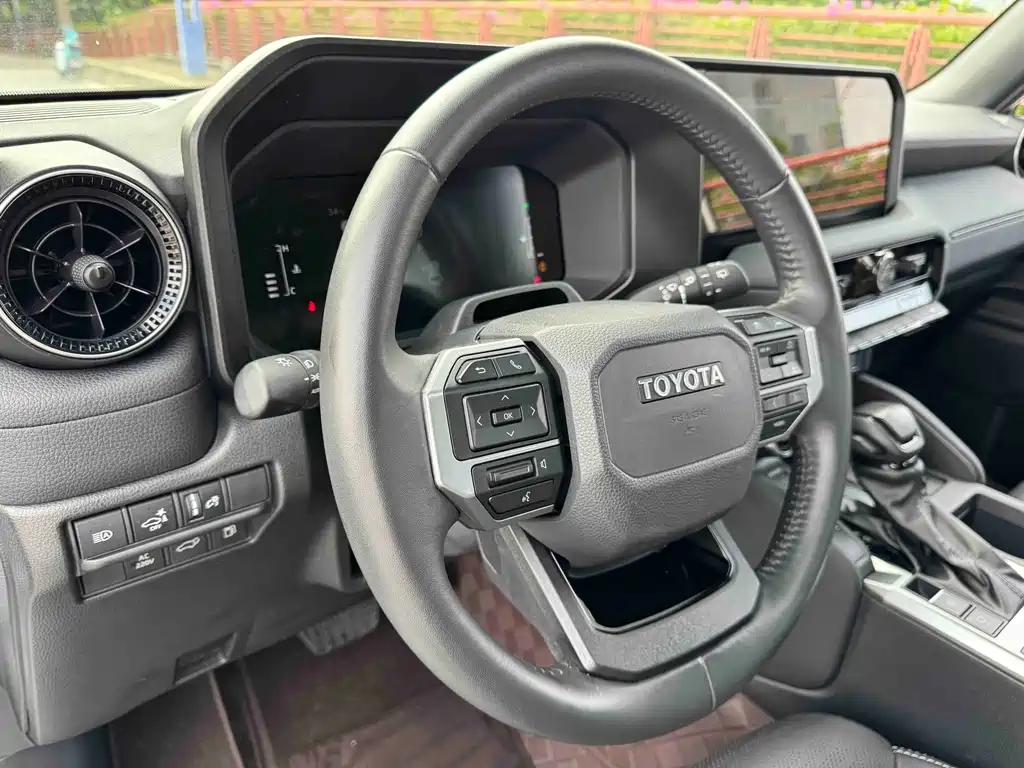 Toyota Prado — фото 7
