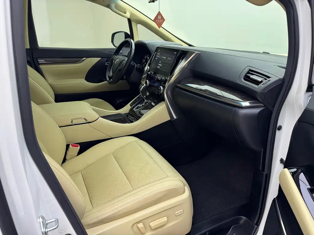 Toyota Alphard — фото 11