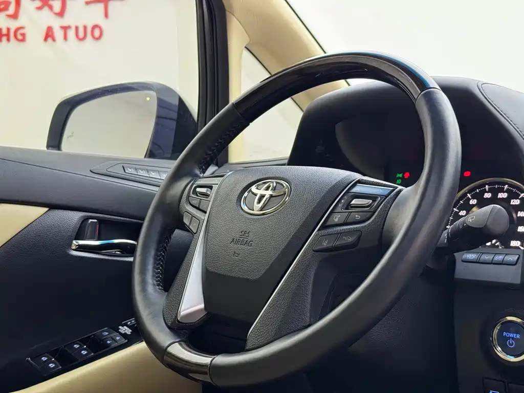 Toyota Alphard — фото 13