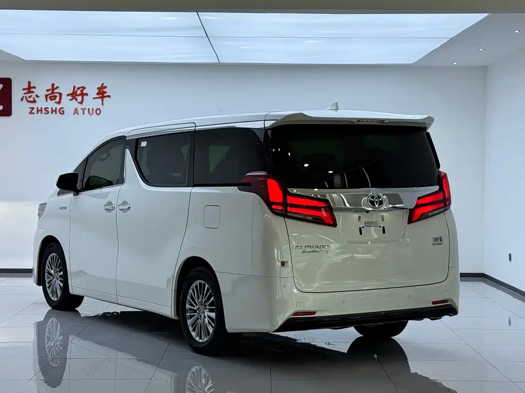 Toyota Alphard — фото 15