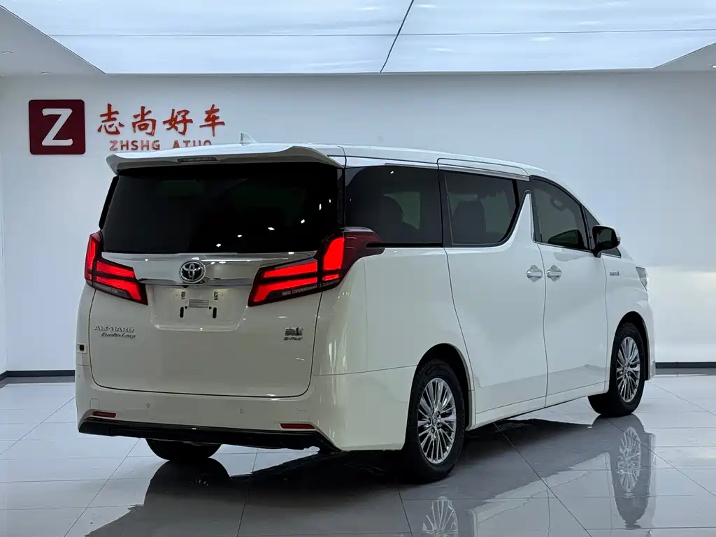 Toyota Alphard — фото 17