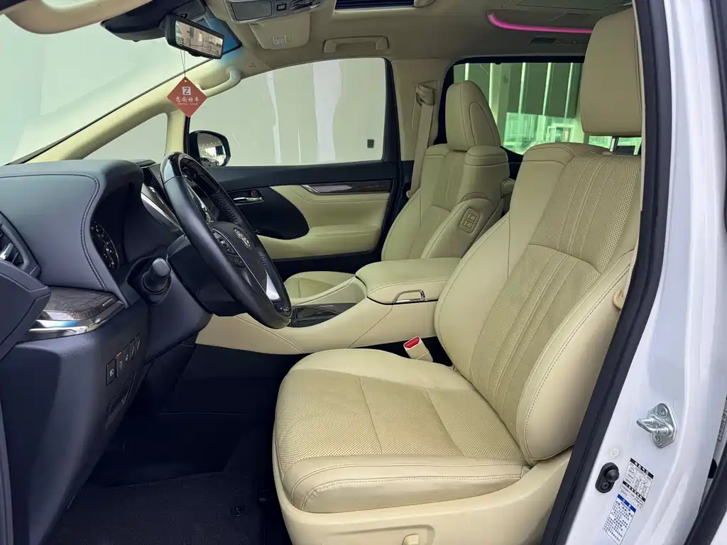 Toyota Alphard — фото 4