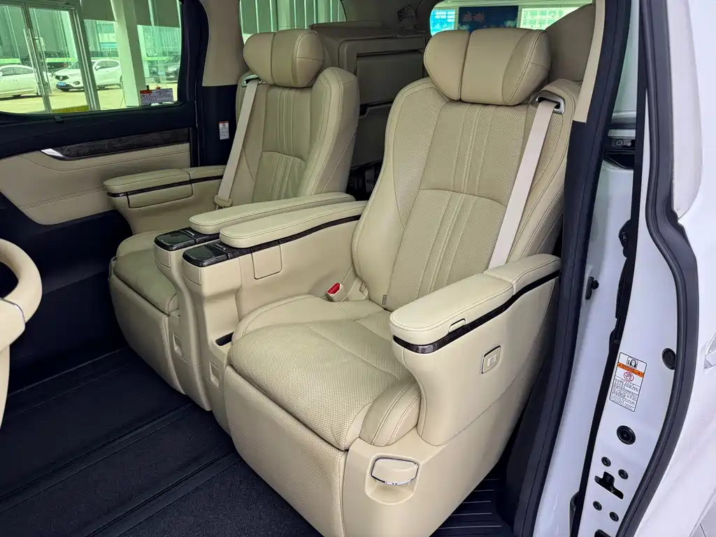 Toyota Alphard — фото 5