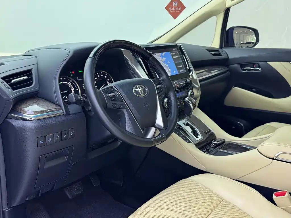 Toyota Alphard — фото 8