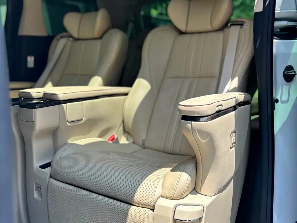 Toyota Alphard — фото 11