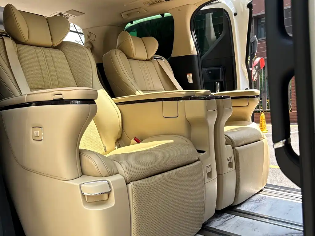 Toyota Alphard — фото 13