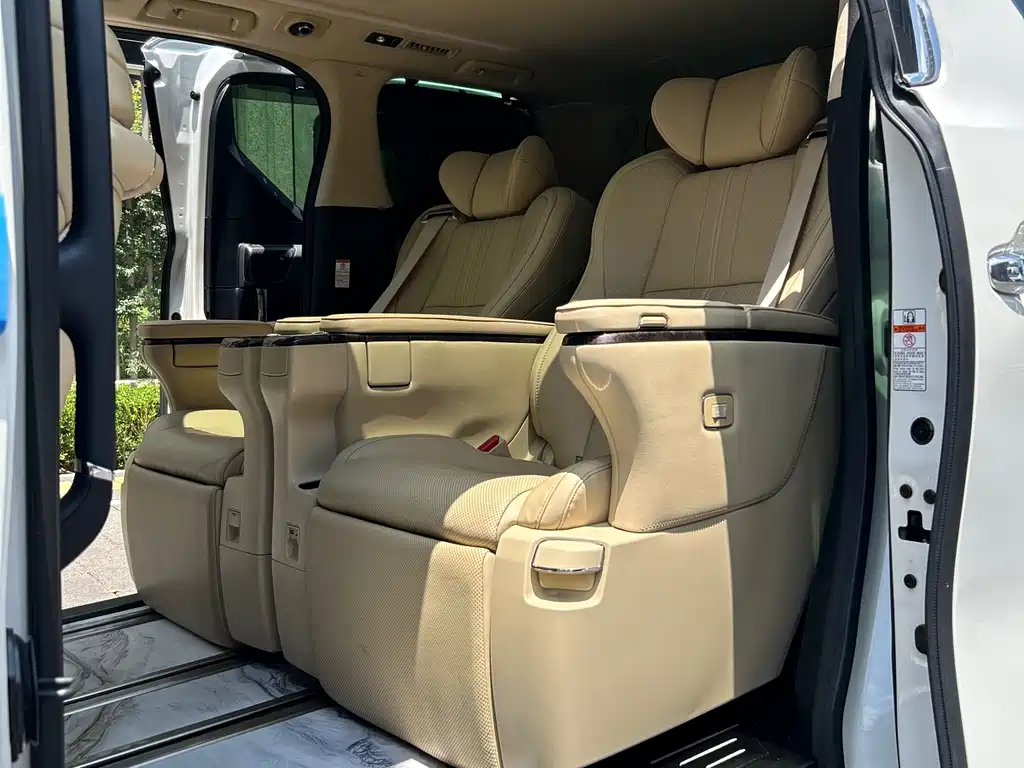 Toyota Alphard — фото 15