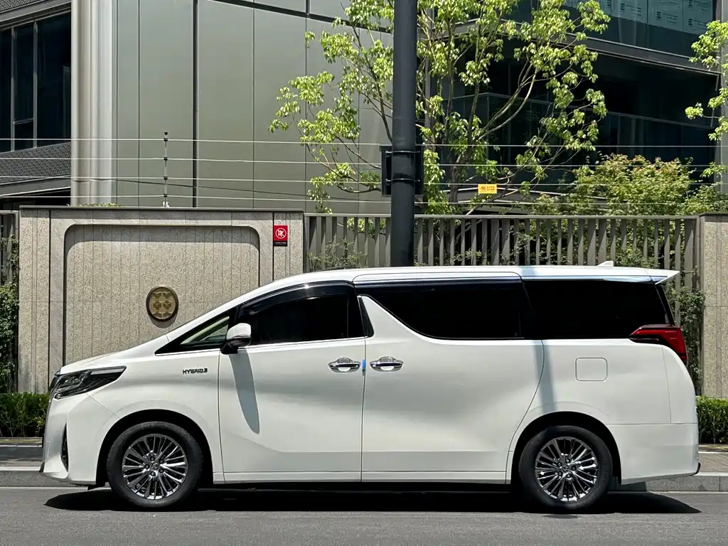 Toyota Alphard — фото 4