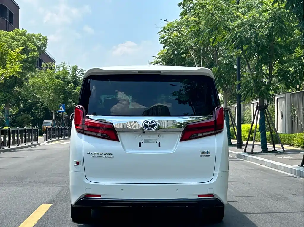 Toyota Alphard — фото 5