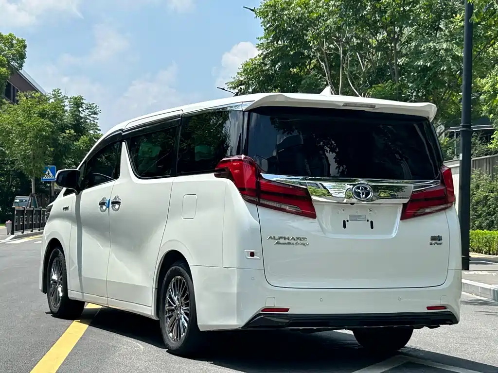 Toyota Alphard — фото 6