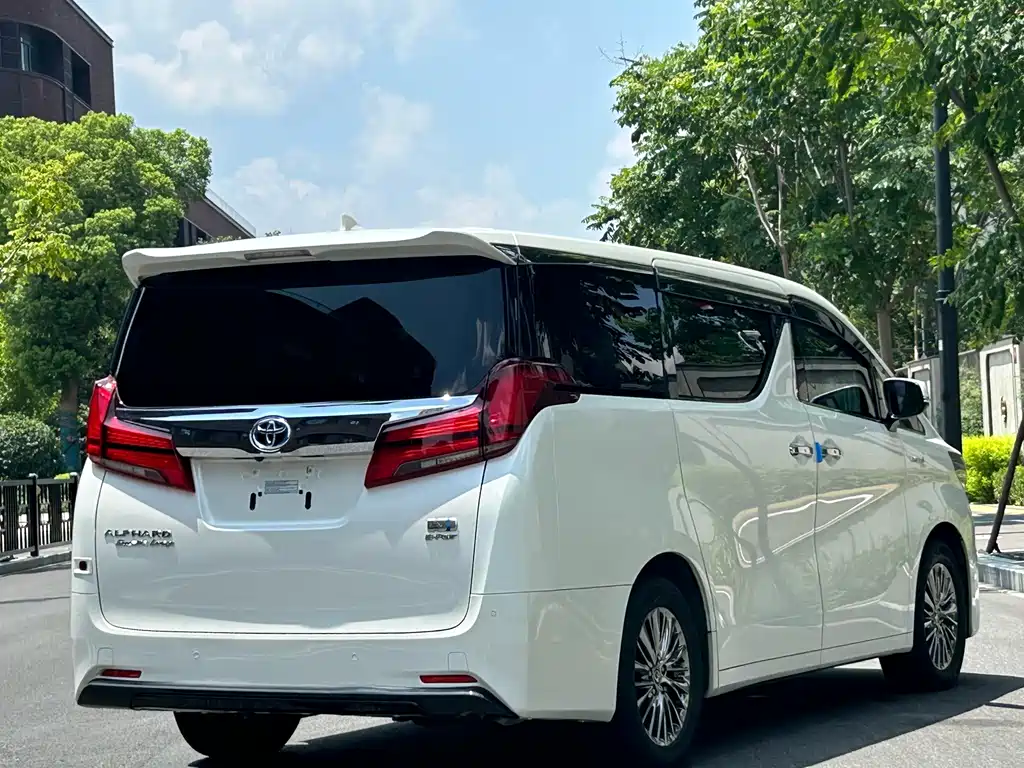 Toyota Alphard — фото 7