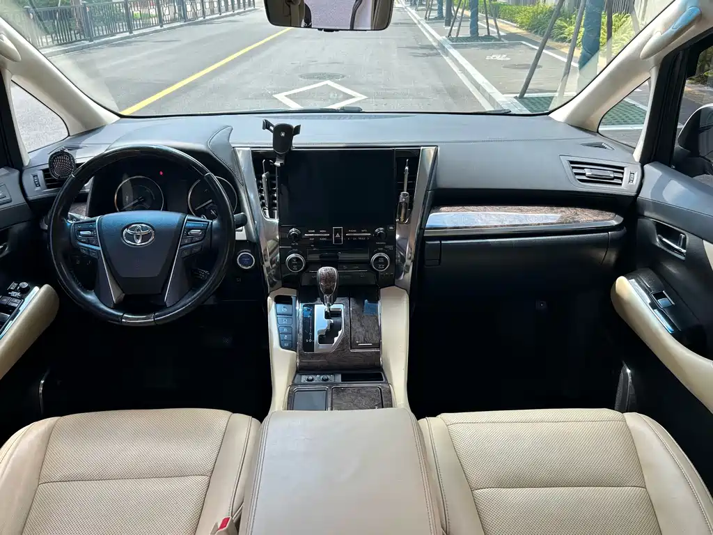 Toyota Alphard — фото 8