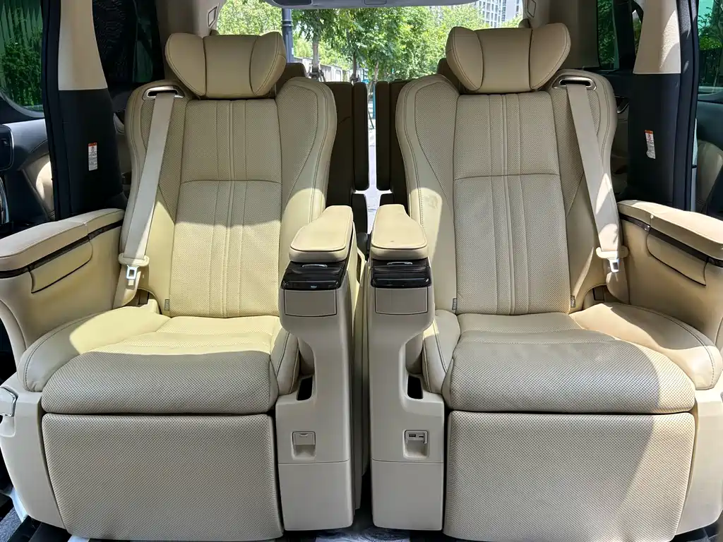 Toyota Alphard — фото 9