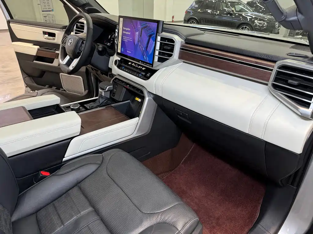 Toyota Sequoia — фото 14