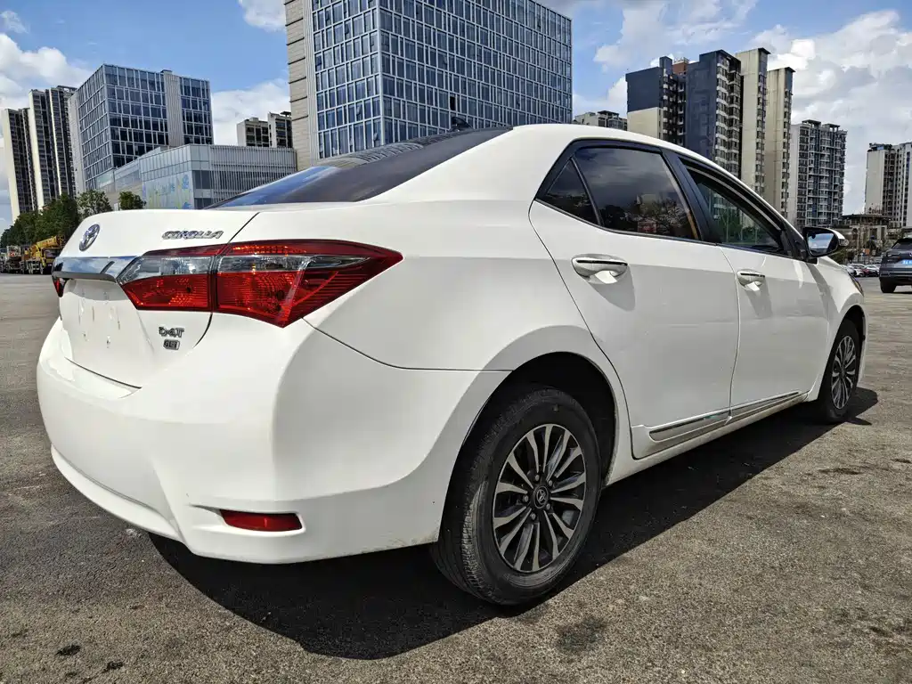 Toyota Corolla — фото 7