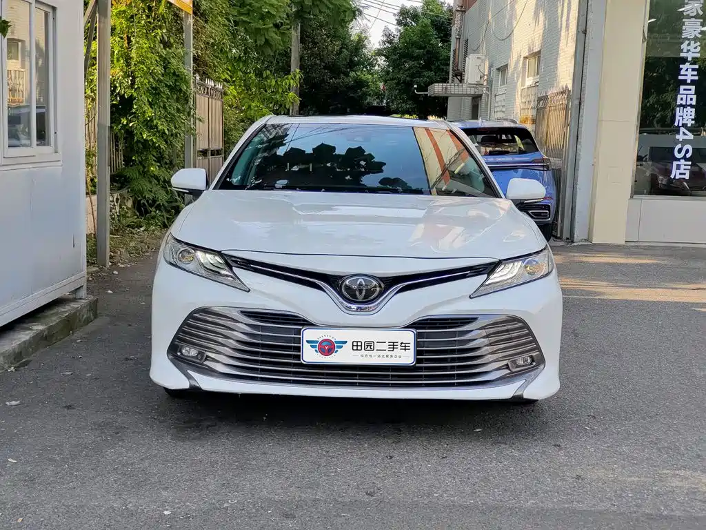 Toyota Camry — фото 2