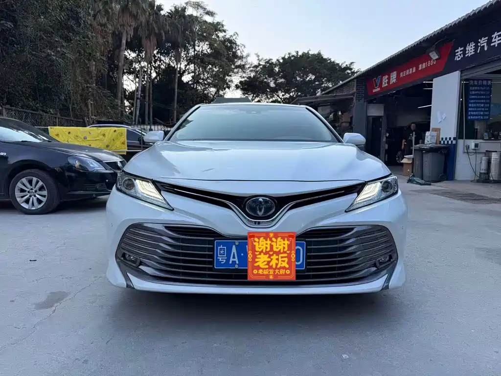 Toyota Camry — фото 2