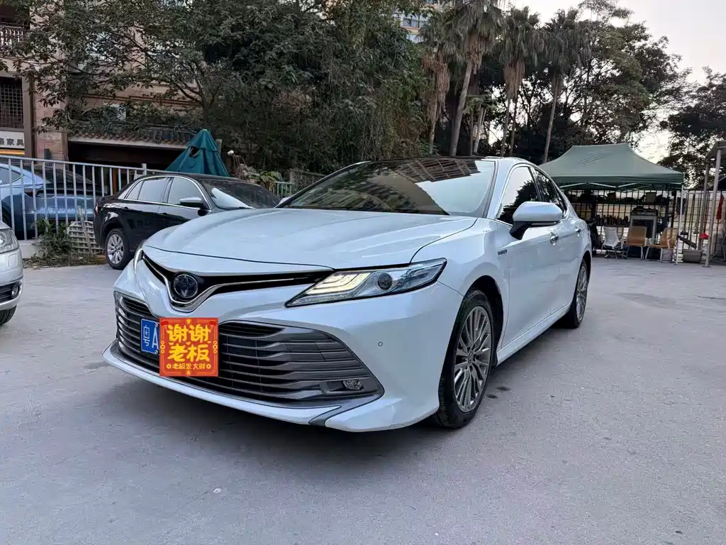 Toyota Camry — фото 3