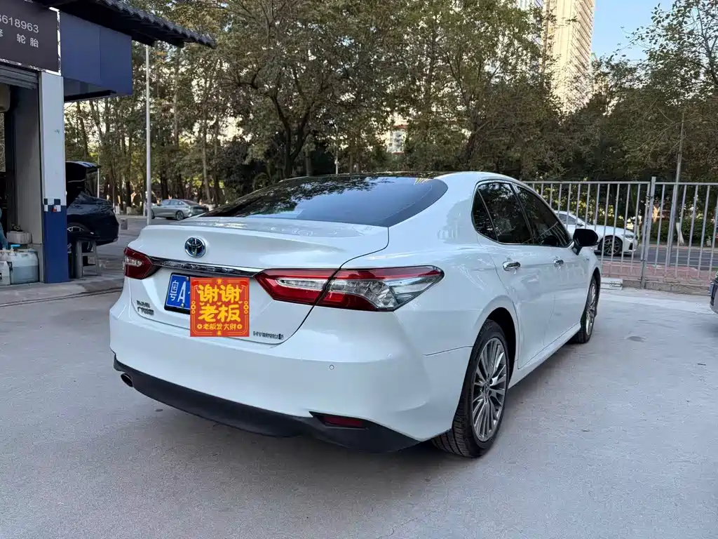 Toyota Camry — фото 5