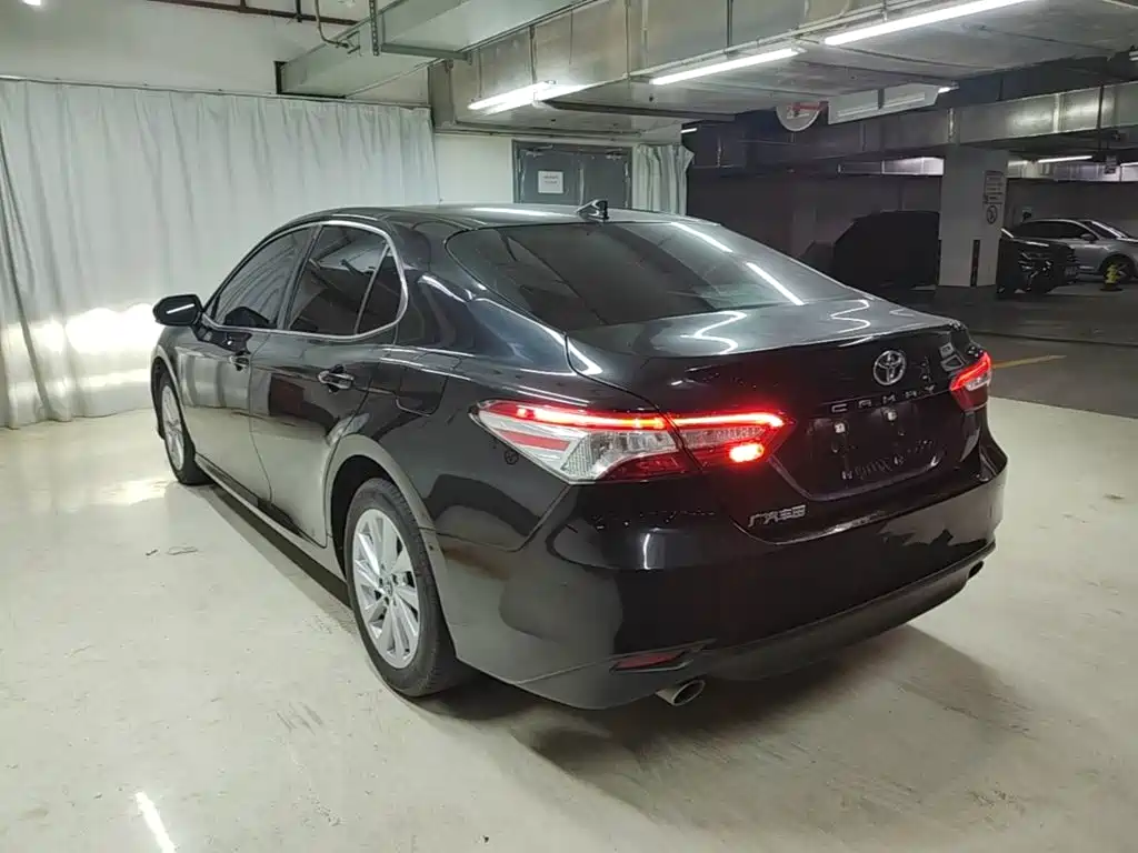 Toyota Camry — фото 5
