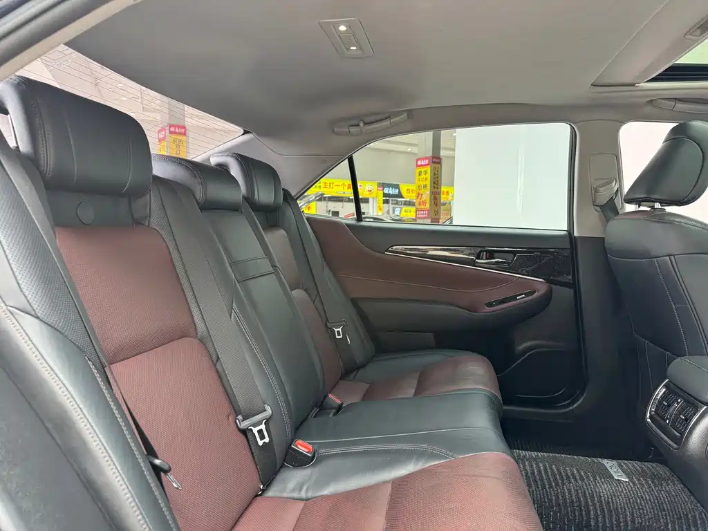 Toyota Crown — фото 11