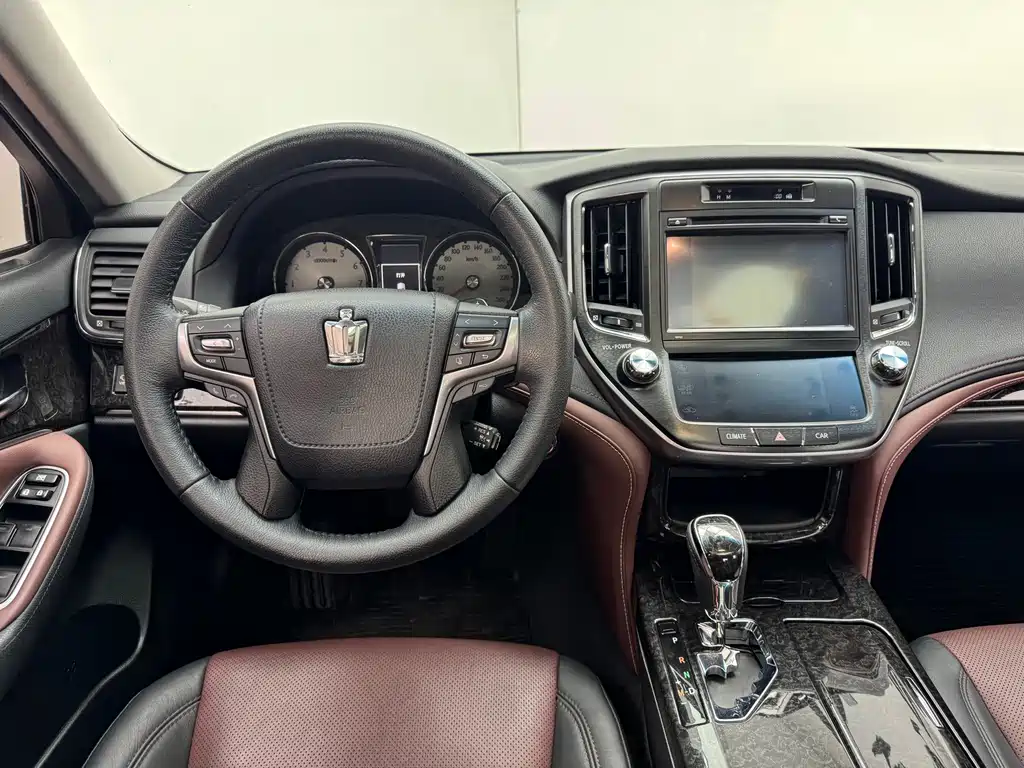 Toyota Crown — фото 17